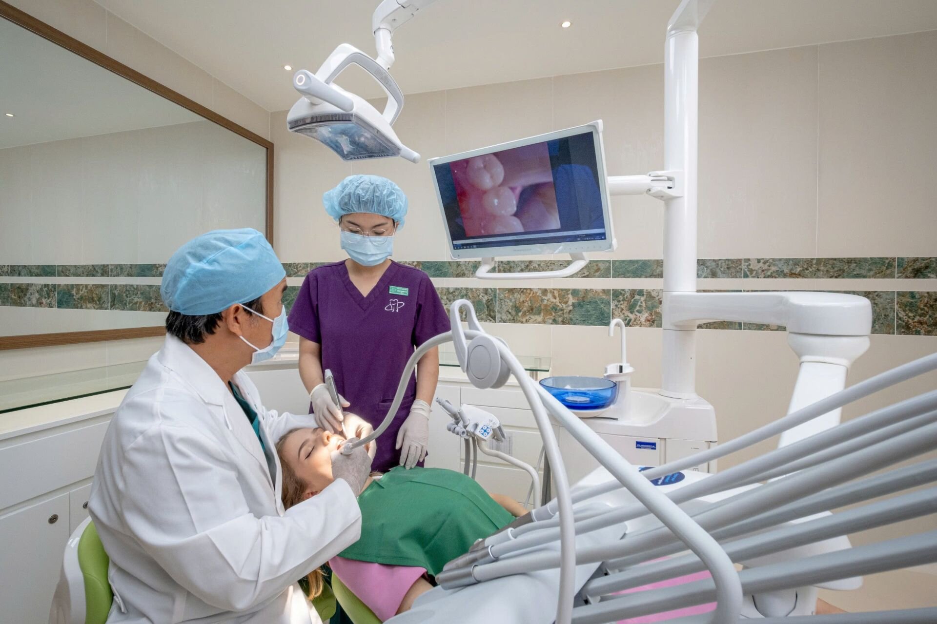 Dán răng sứ veneer