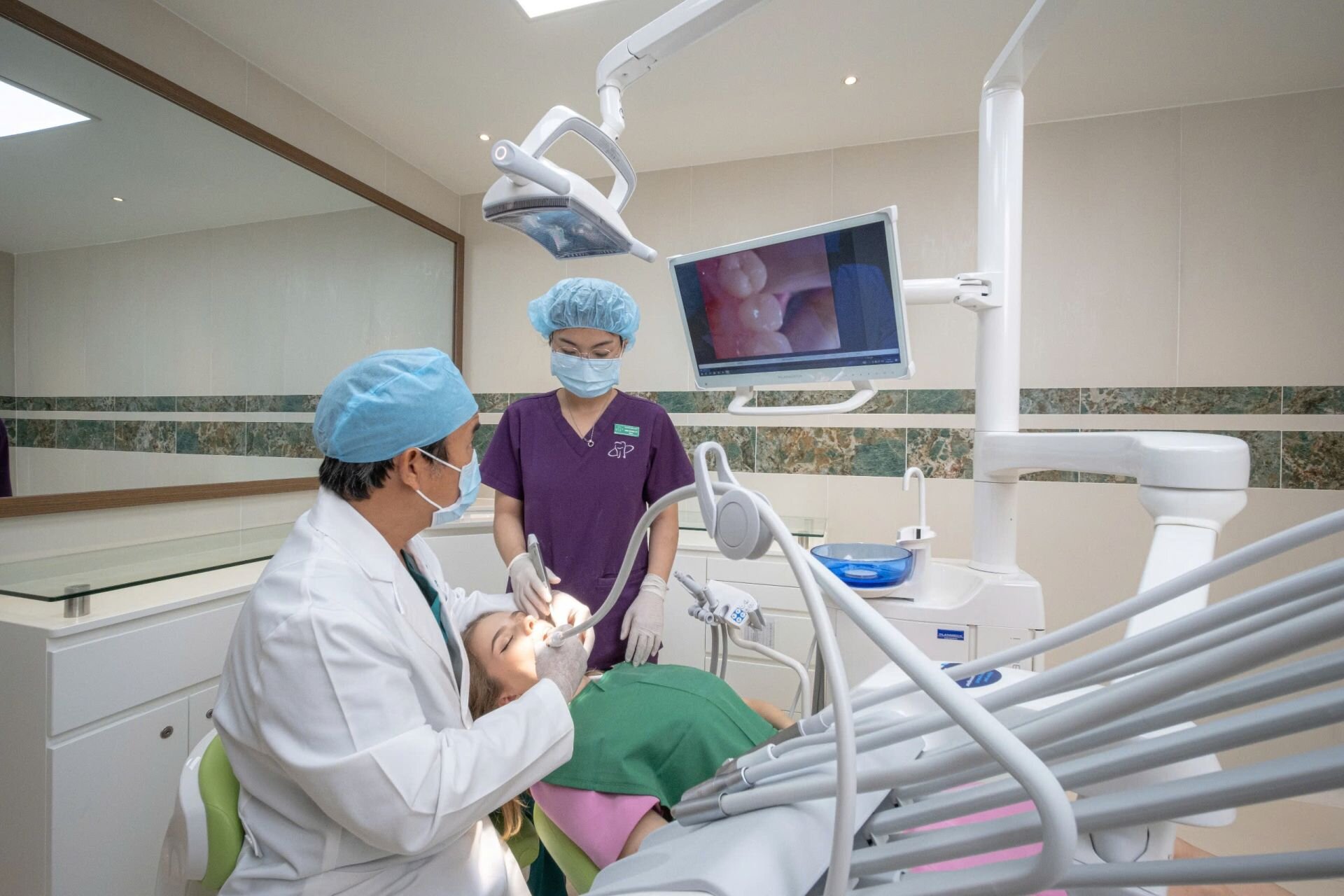 niềng răng mắc cài sứ